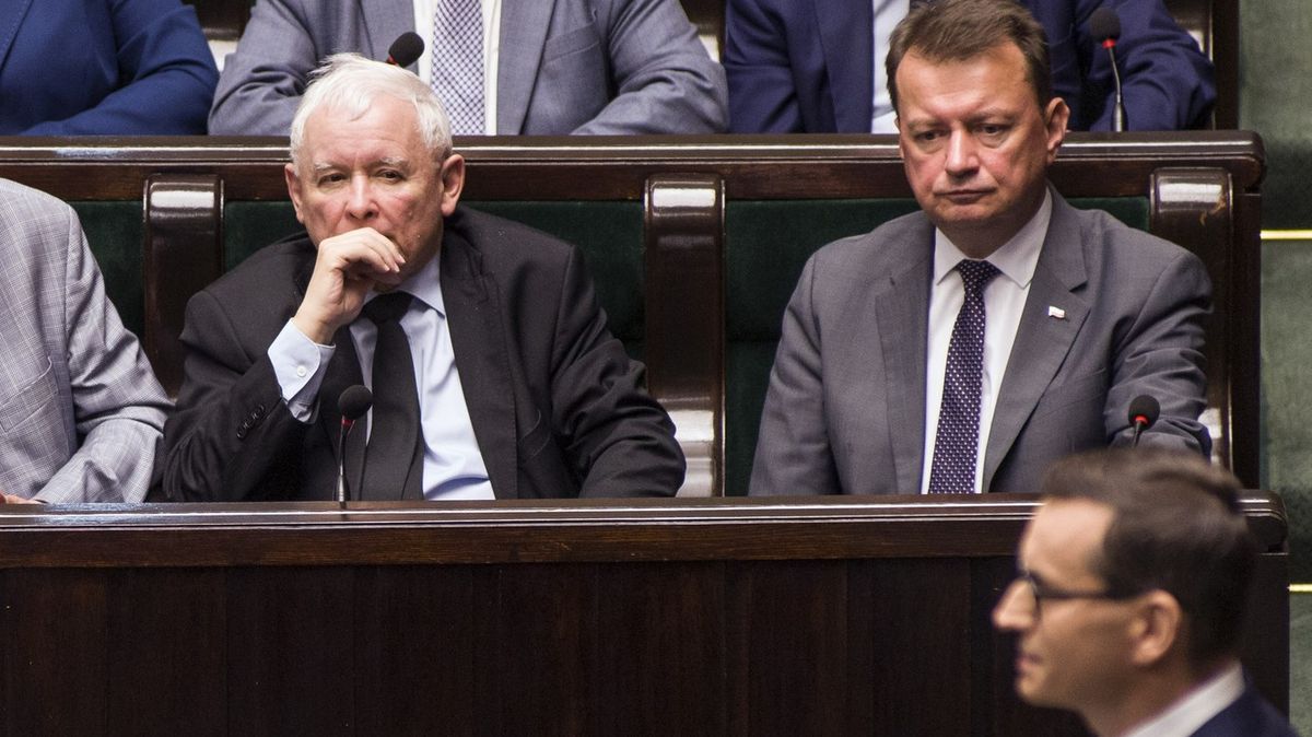 Stahuje se Kaczyński ze scény? Jen cvičí své „delfíny“, píše se v Polsku